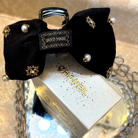 A Touch of Posh Hair Clip 🖤 - Picture 5 of 14